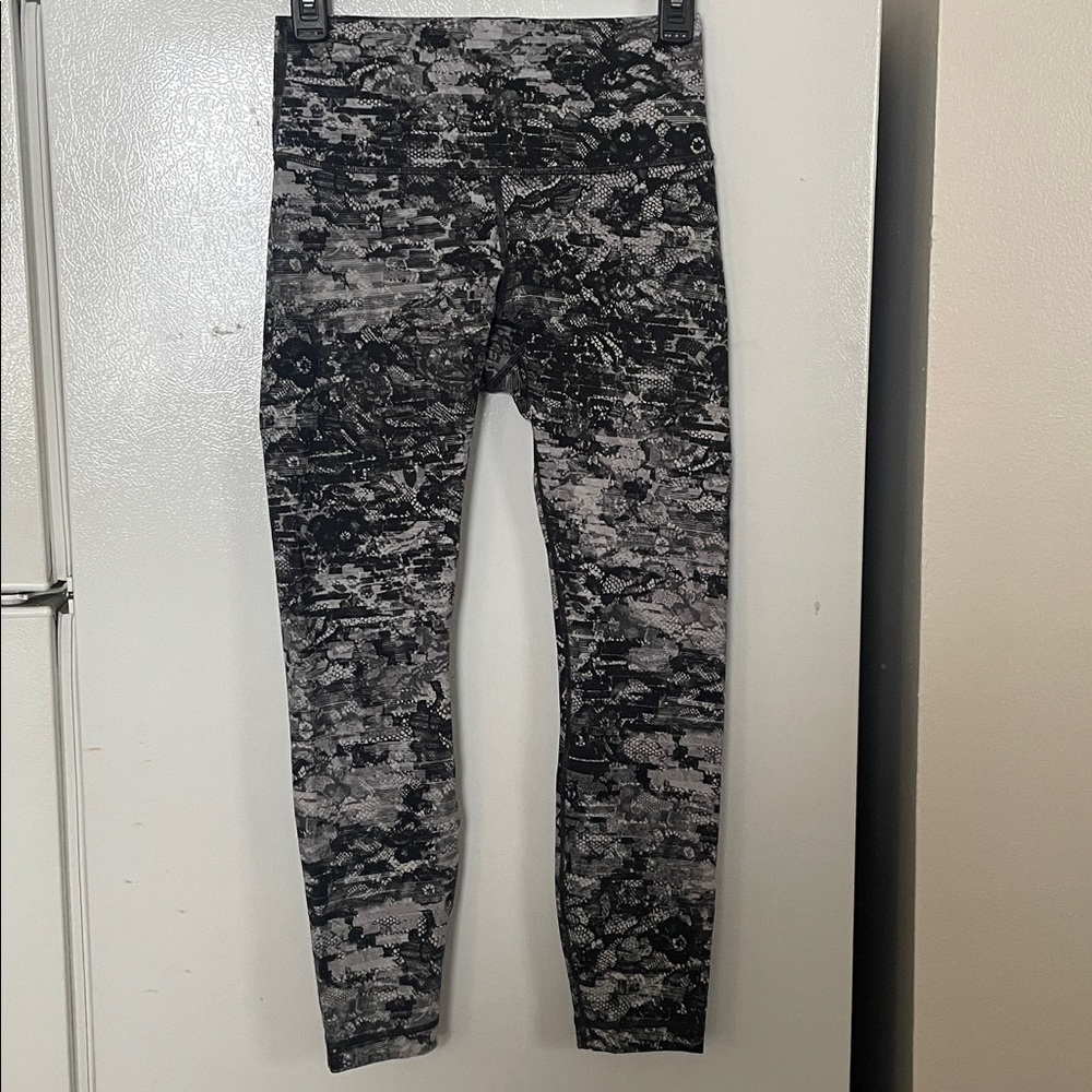 Lululemon Athletica Size 6 Mystique Floral Monochrome Leggings‎ 24” Inseam